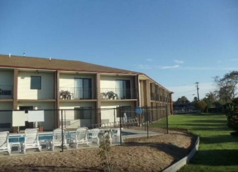 Red Roof Inn & Suites Newport - Middletown, Ri Exterior foto